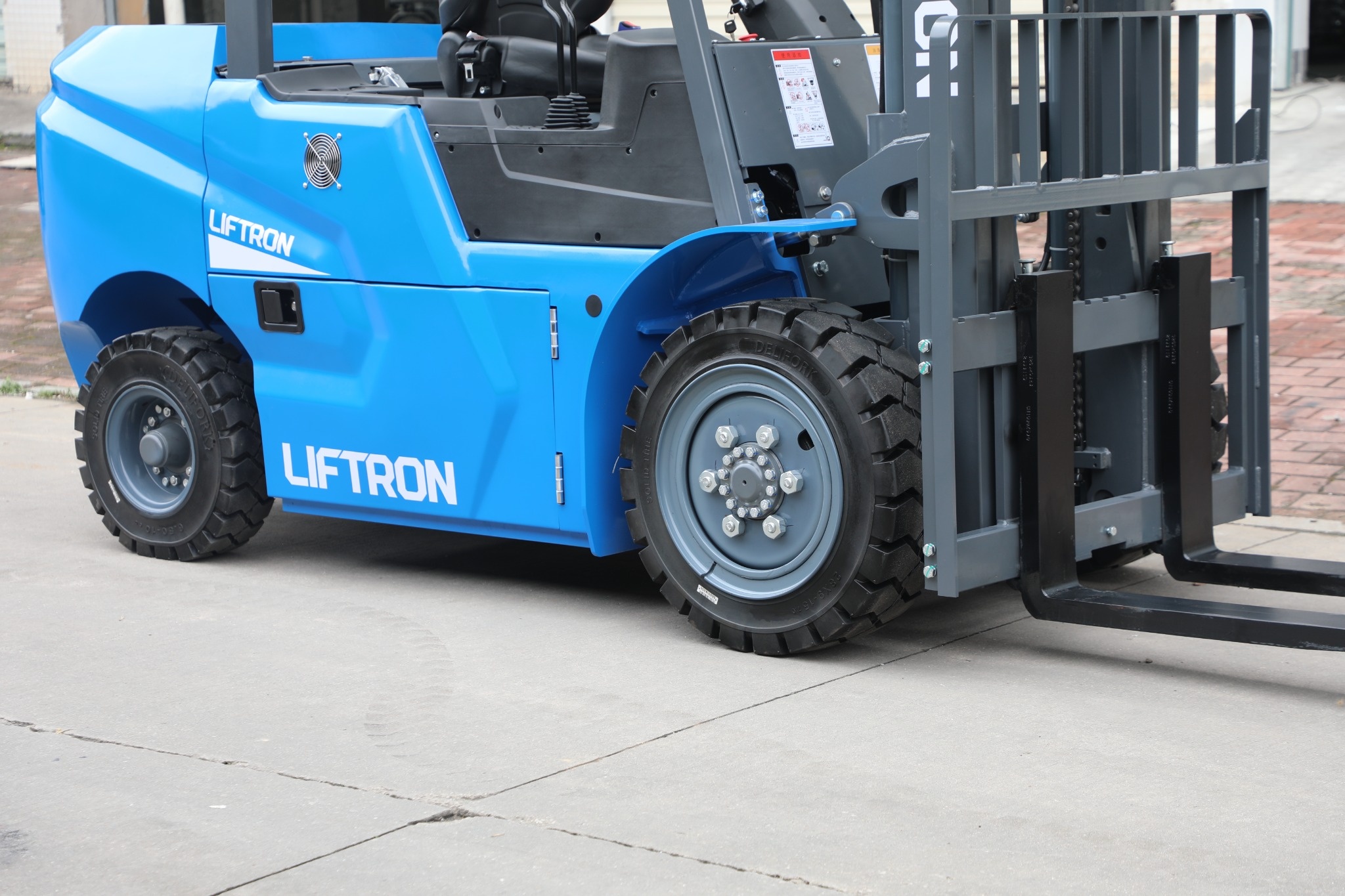 how long do a set of forklift tires last