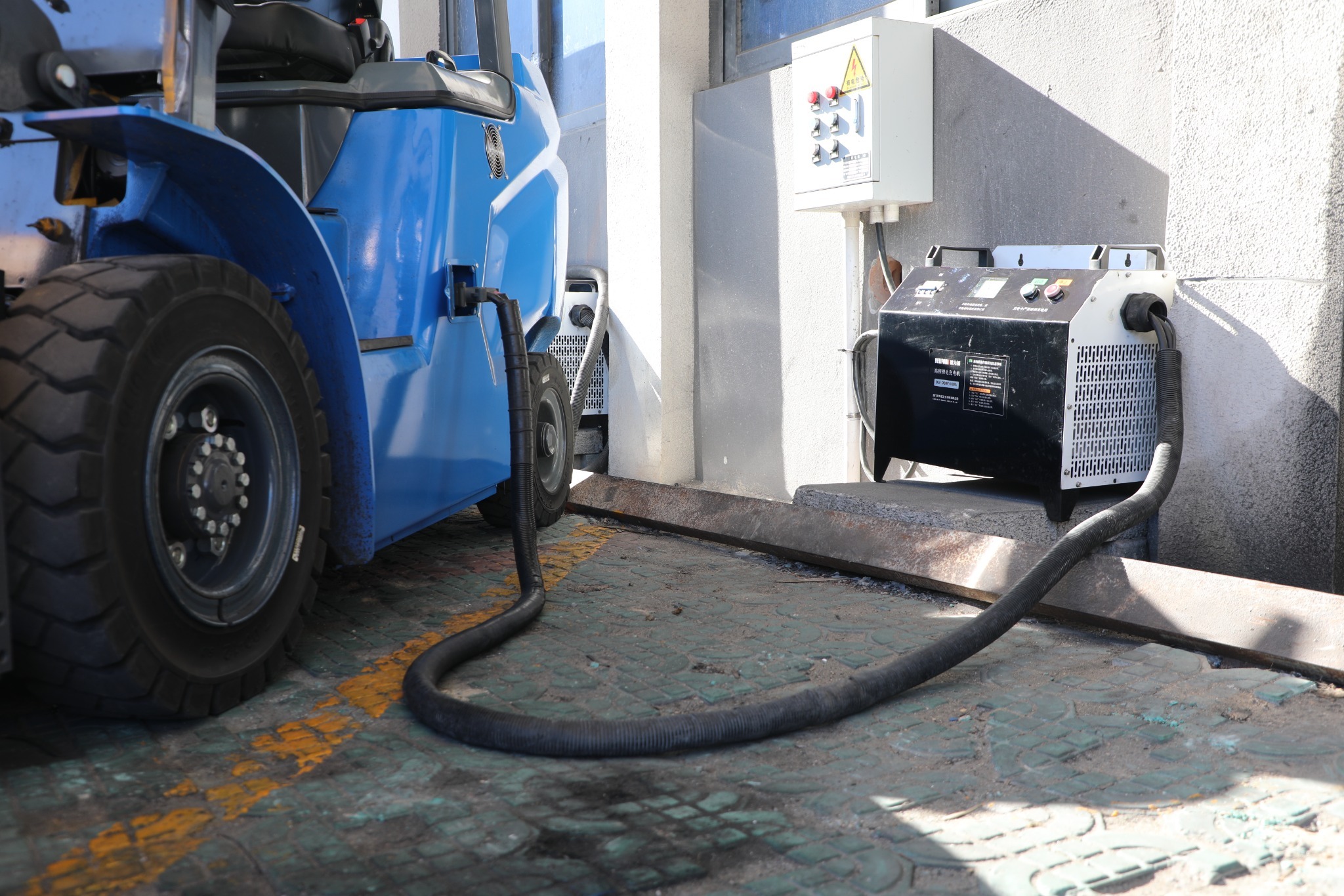 how much electricity does a forklift use in a year