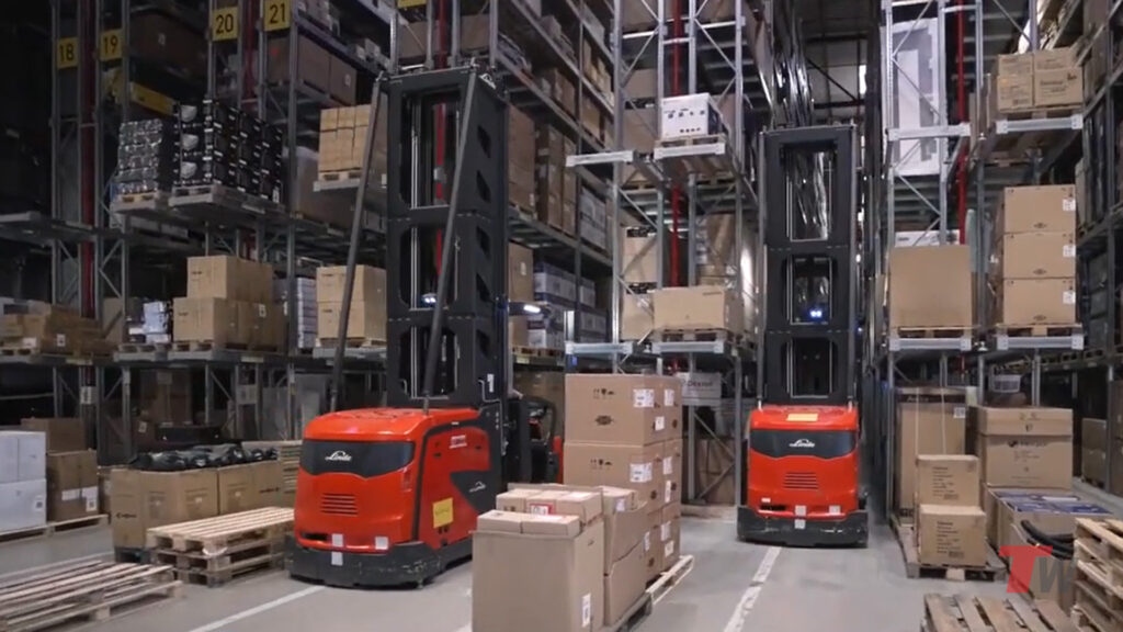what is a turret truck forklift