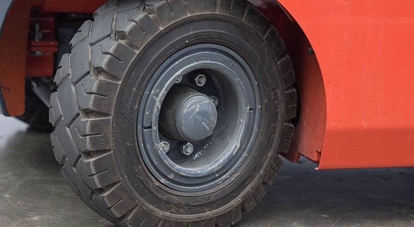 when to replace stand up forklift tires​
