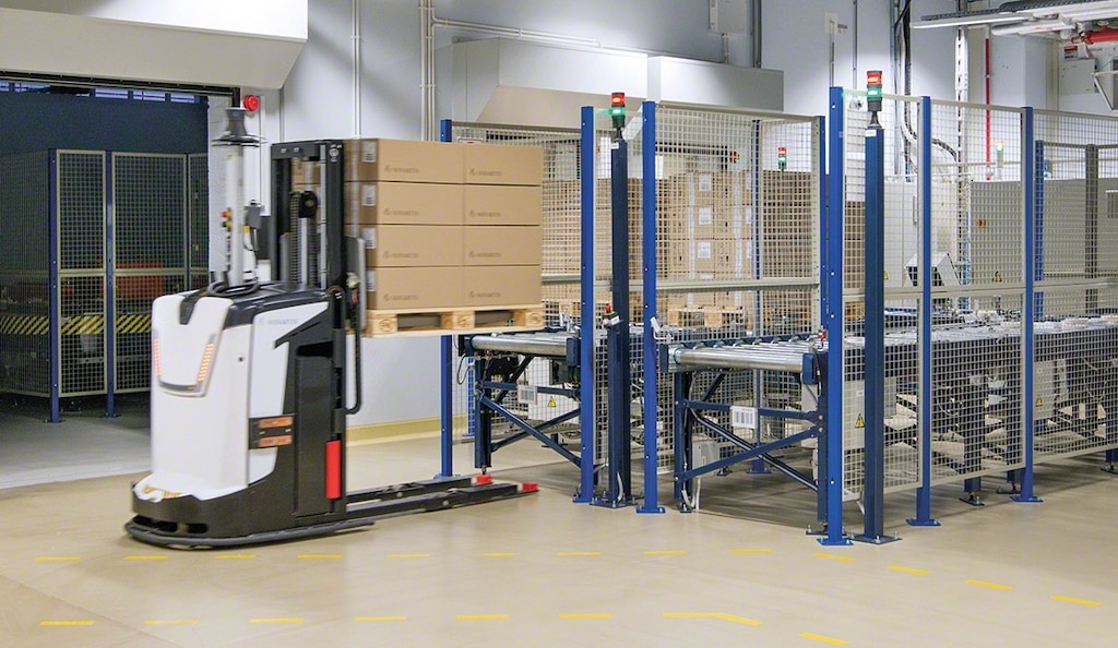 how do automated forklifts work