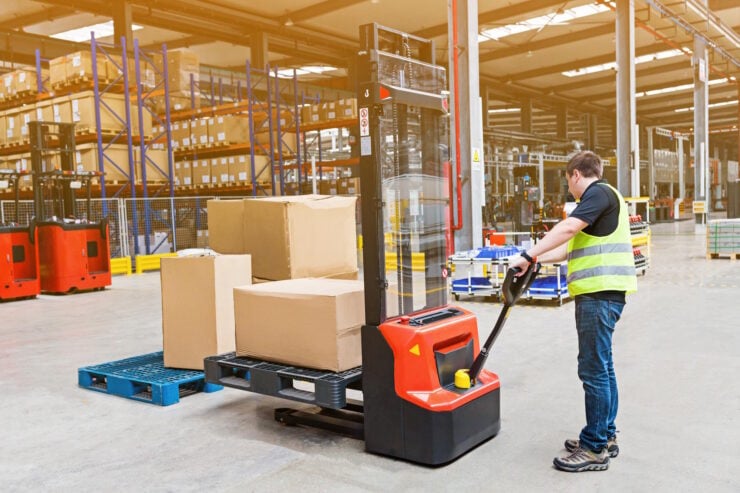 how does a straddle stacker lift work