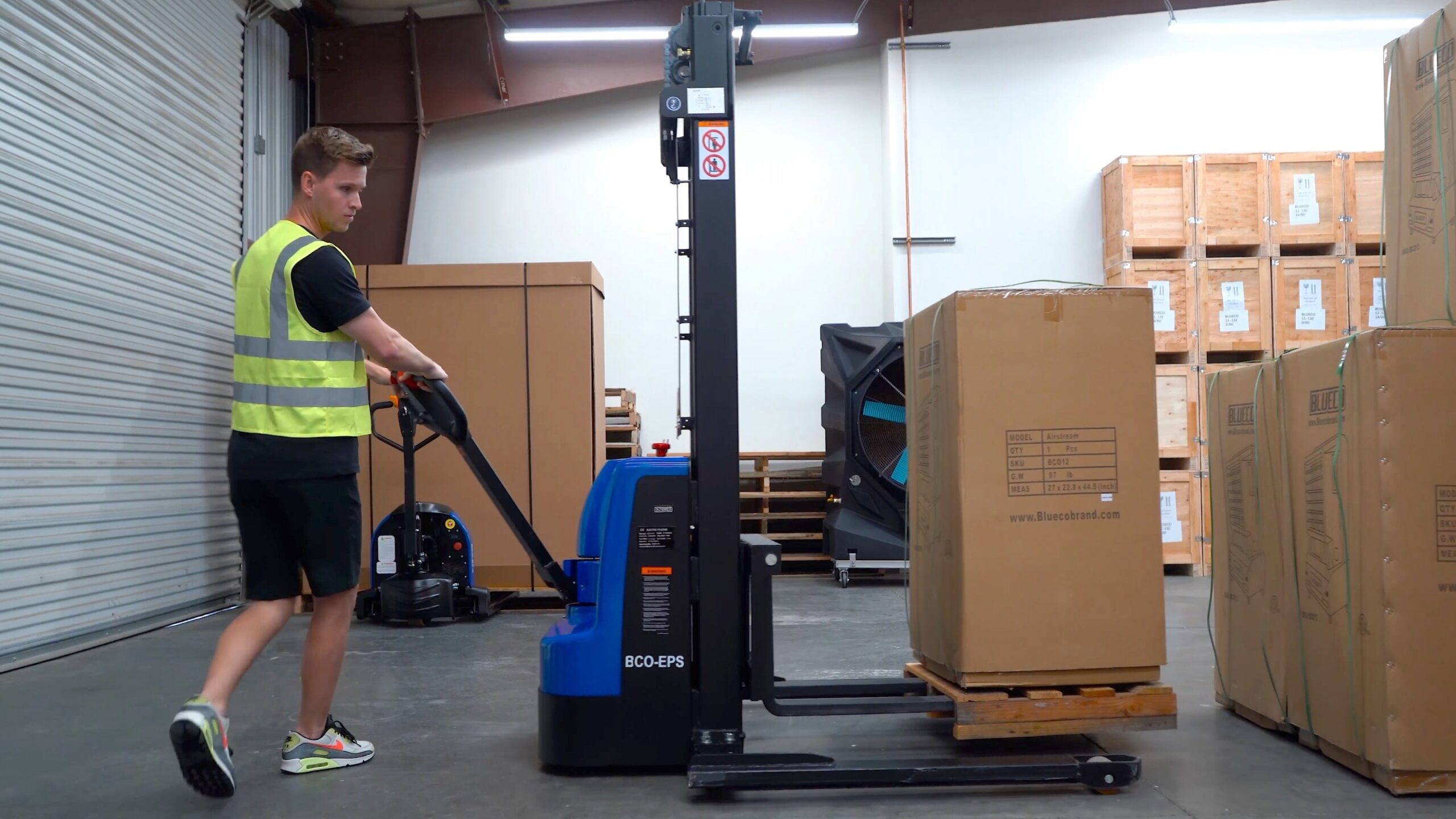 how to operate a straddle stacker