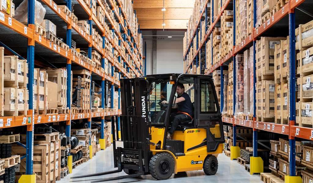 is driving a hi lo forklift easy