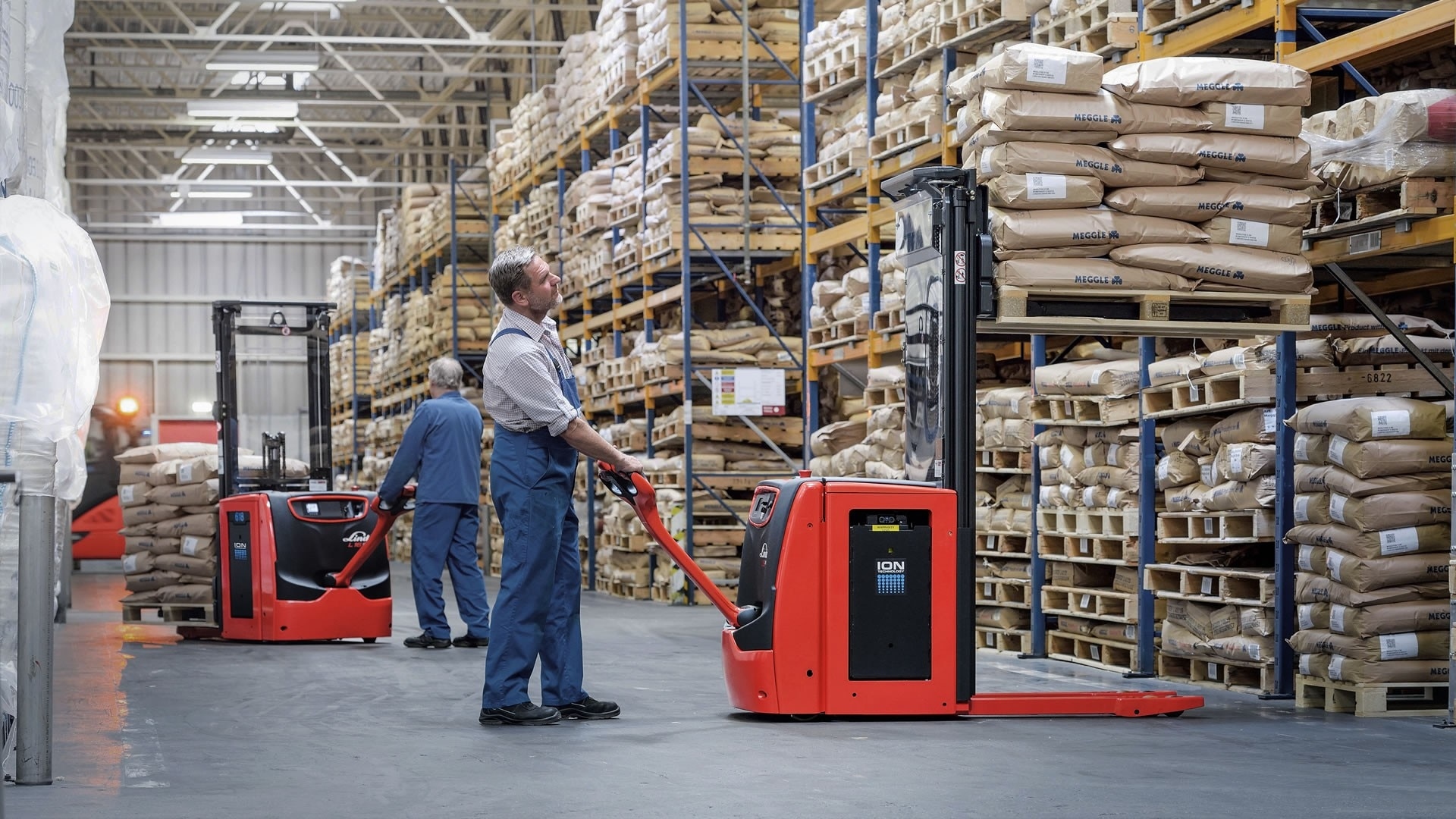 which wheels steer a straddle stacker